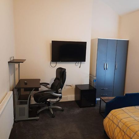 Lovely Bedroom With Shared Kitchen & Bathroom Free Parking Уолсолл Экстерьер фото