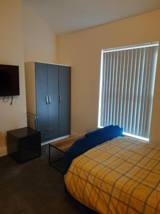 Lovely Bedroom With Shared Kitchen & Bathroom Free Parking Уолсолл Экстерьер фото
